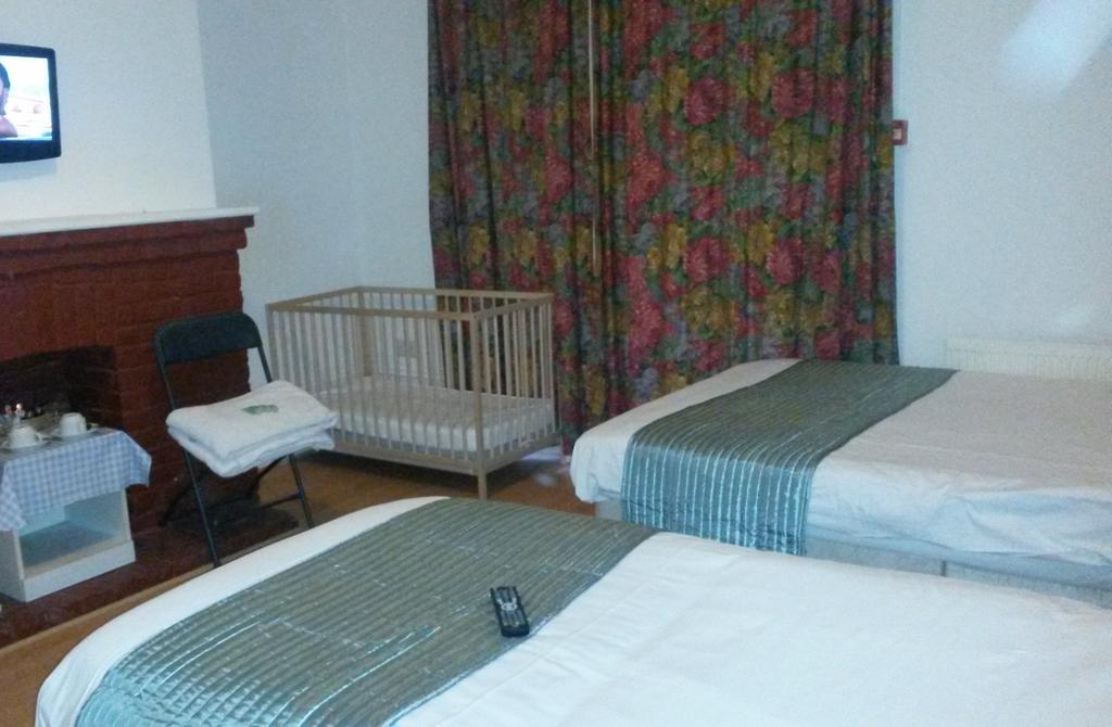 Cedars House Hotel Croydon Room photo
